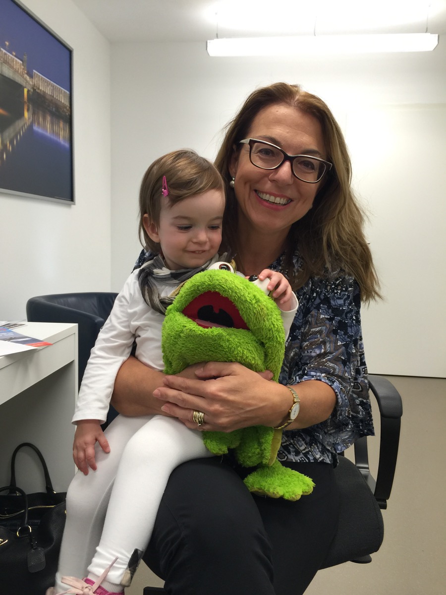 Dr. Barbara Neudorfer mit Fridolin Frosch und einem Mädchen